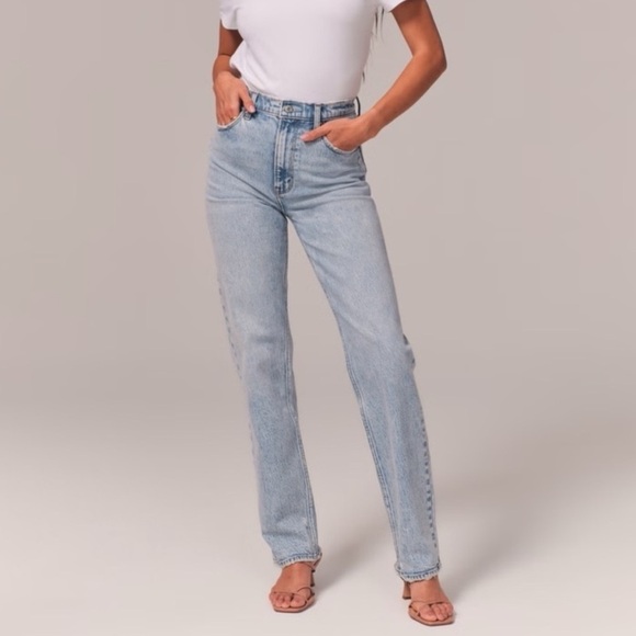 Abercrombie & Fitch Ultra High Rise 90s Straight Jean - Picture 1 of 8